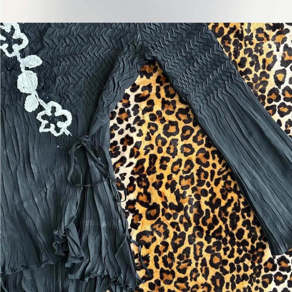 *SOLD!* Komarov Black Blouse with White Floral Details Y2K - Picture 5 of 8